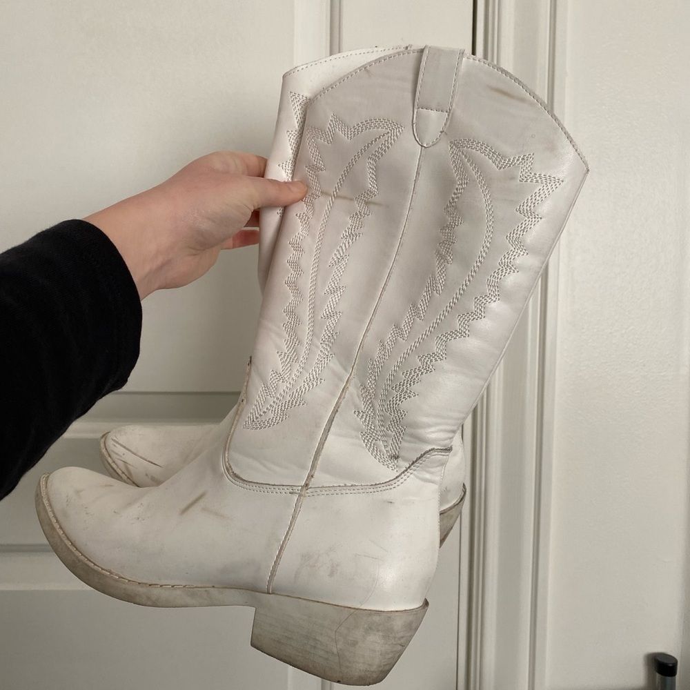 classic white cowgirl boots!